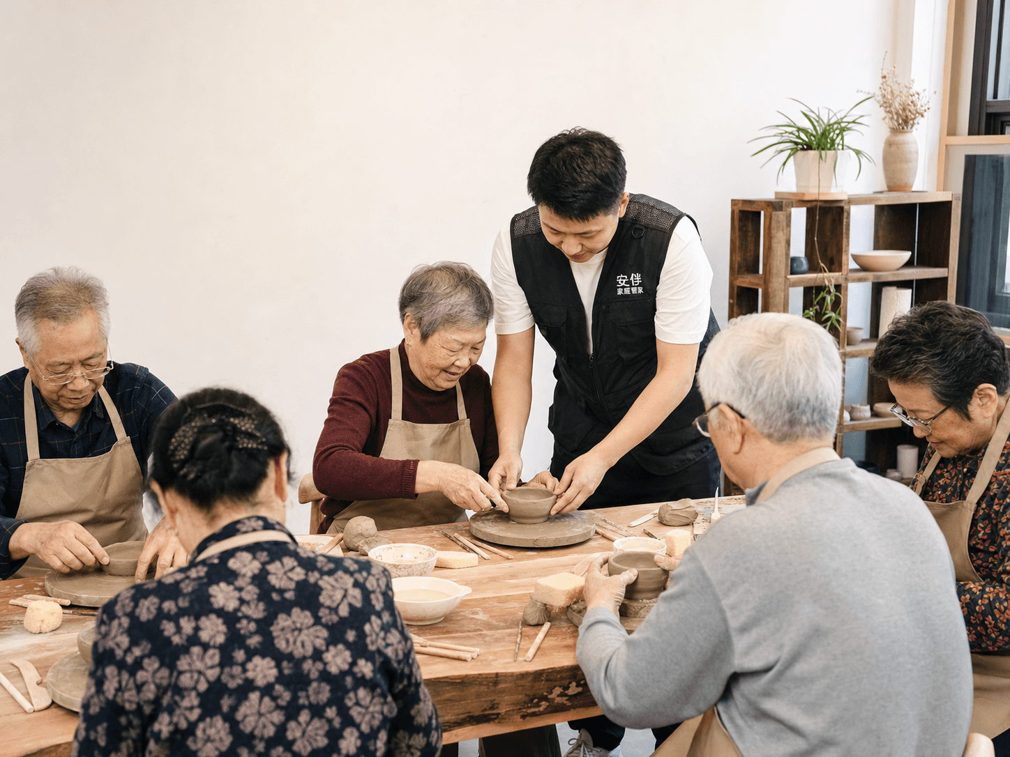 安伴管家陪同长辈参加社区陶艺活动